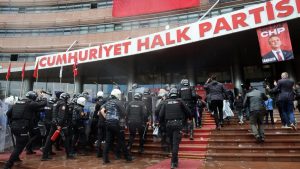 Turkish police attack with tear gas and take over the headquarters of the main opposition party