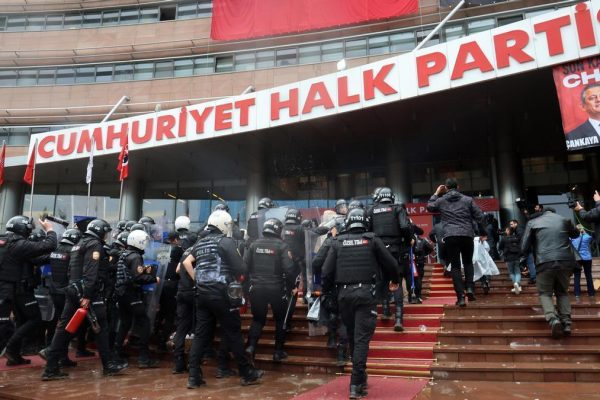 Turkish police attack with tear gas and take over the headquarters of the main opposition party