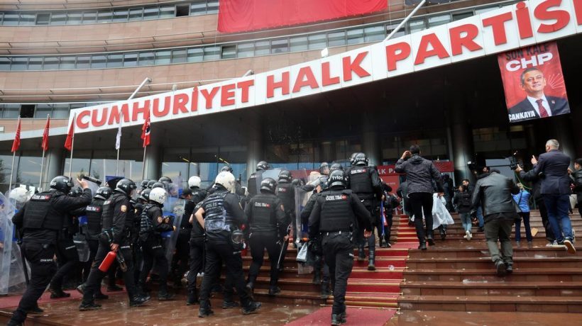 Turkish police attack with tear gas and take over the headquarters of the main opposition party