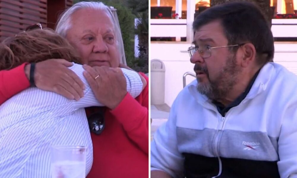 Married. "Ordinary…". Carlos hugs Quinita after a tense moment and 'destroys' Antônio