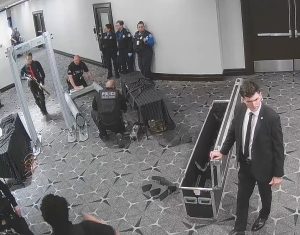 Βίντεο-ντοκουμέντο από την επίθεση στην εκδήλωση με τον Τραμπ – Η στιγμή που ο δράστης περνά με την καραμπίνα