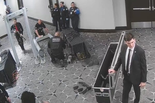 Βίντεο-ντοκουμέντο από την επίθεση στην εκδήλωση με τον Τραμπ – Η στιγμή που ο δράστης περνά με την καραμπίνα
