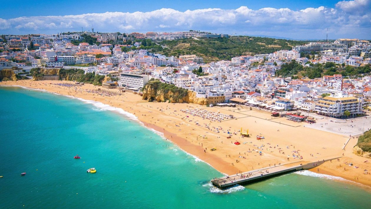 Goodbye bathers? This beach in the Algarve, which is popular all year round, has just lost its Blue Flag and could become 'deserted'