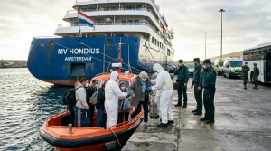 Das niederländische Kreuzfahrtschiff MV Hondius liegt im Industriehafen von Granadilla de Abona auf Teneriffa.