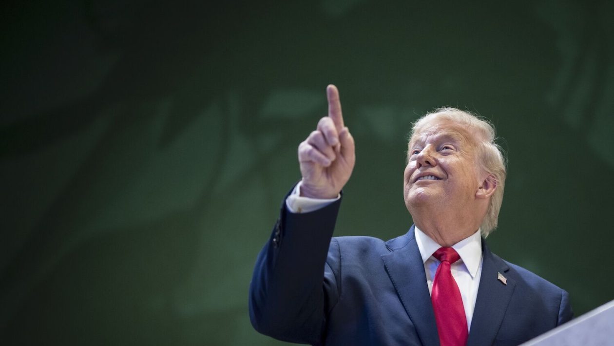 “We are like pirates.” Trump brags about what the US Navy is doing in Hormuz