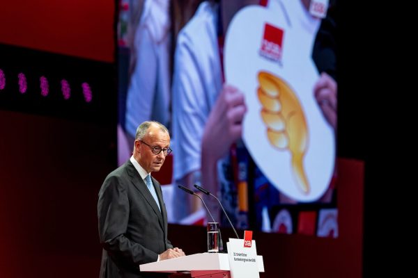 "We failed. We have to rise again": applause, whistles and protests when Merz spoke