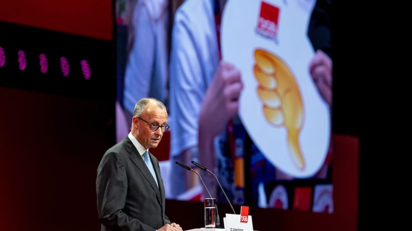 "We failed. We have to rise again": applause, whistles and protests when Merz spoke