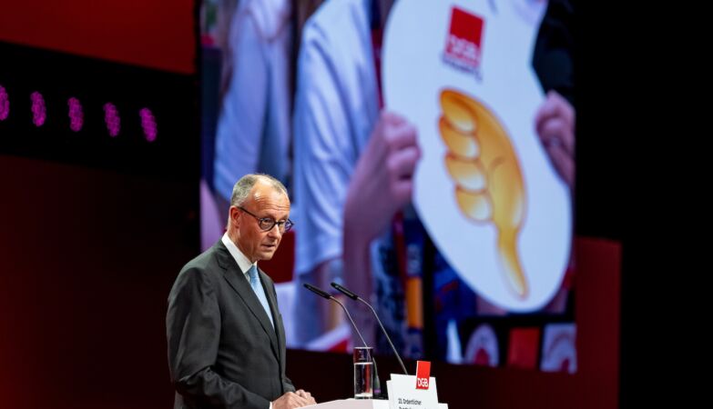 "We failed. We have to rise again": applause, whistles and protests when Merz spoke
