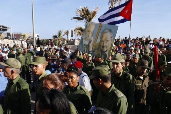 The Government of Cuba tries to show muscle in the streets with a march in support of Raúl Castro while the US tightens the siege