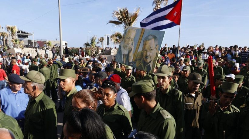 The Government of Cuba tries to show muscle in the streets with a march in support of Raúl Castro while the US tightens the siege