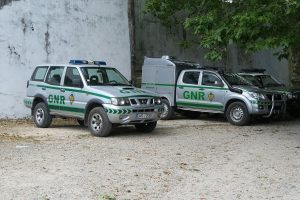 Two children found alone next to the road in Alcácer