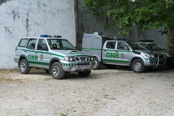 Two children found alone next to the road in Alcácer