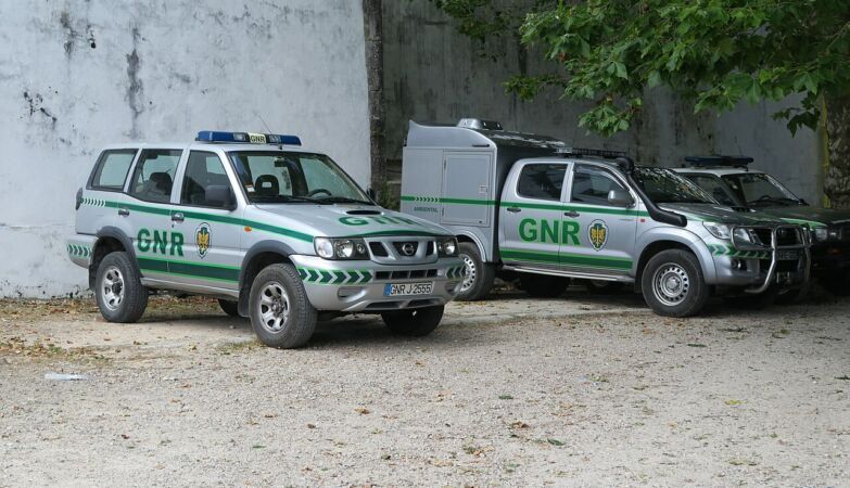 Two children found alone next to the road in Alcácer