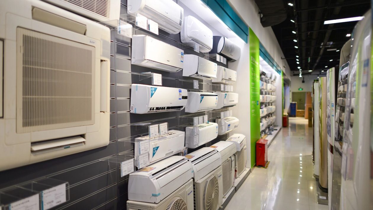 Delivering an old television, refrigerator or air conditioning will give you a discount on the purchase of new ones