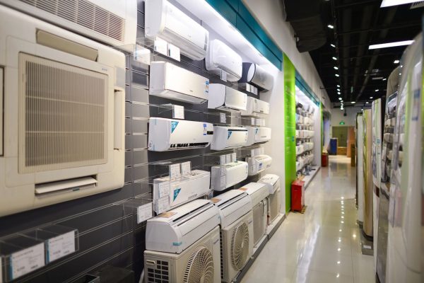 Delivering an old television, refrigerator or air conditioning will give you a discount on the purchase of new ones