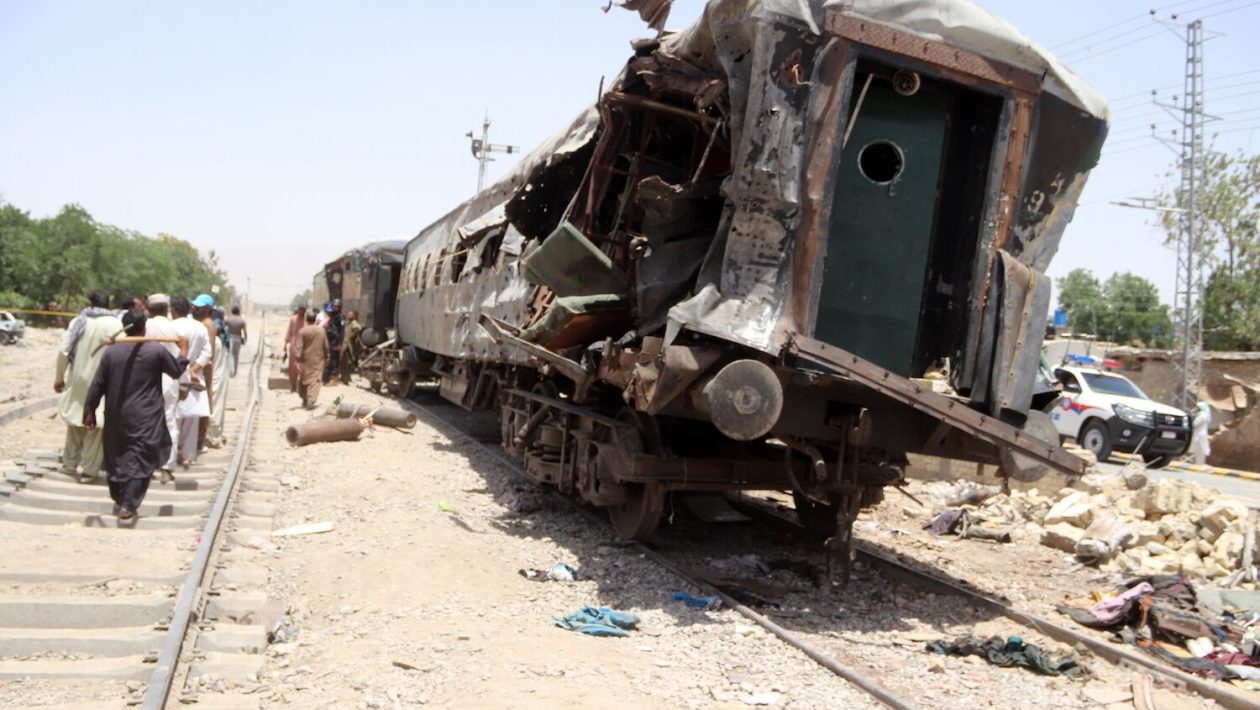 Train bomb attack: at least 29 dead in Pakistan