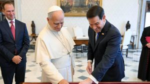 The lesson (and the icy silence) from the Pope to Rubio after the ridiculous gift he gave him