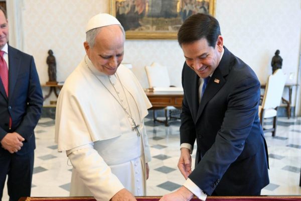 The lesson (and the icy silence) from the Pope to Rubio after the ridiculous gift he gave him