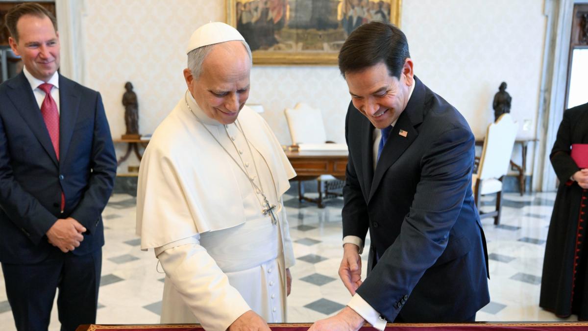 The lesson (and the icy silence) from the Pope to Rubio after the ridiculous gift he gave him