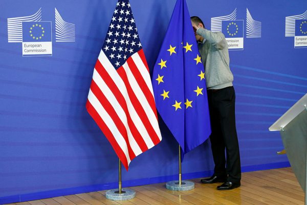 «Ναι» στην εμπορική συμφωνία με τις ΗΠΑ λέει η ΕΕ – Οι αλλαγές και οι δικλείδες ασφαλείας