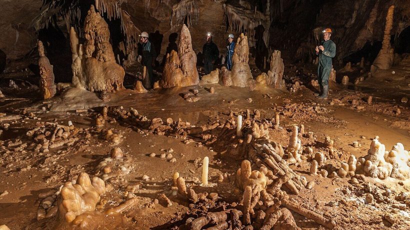 Neanderthal knee mark found next to mysterious circle of stalagmites