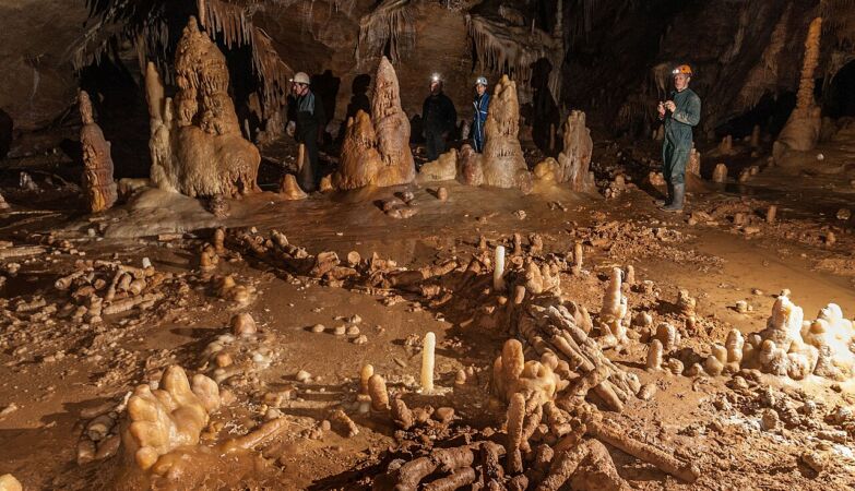 Neanderthal knee mark found next to mysterious circle of stalagmites