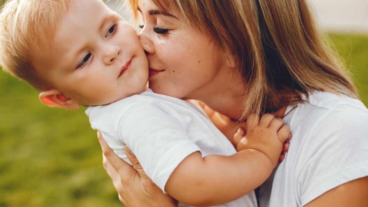 Parenting How to teach a child the limits of their own body? Forcing your toddler to kiss you hello is a mistake