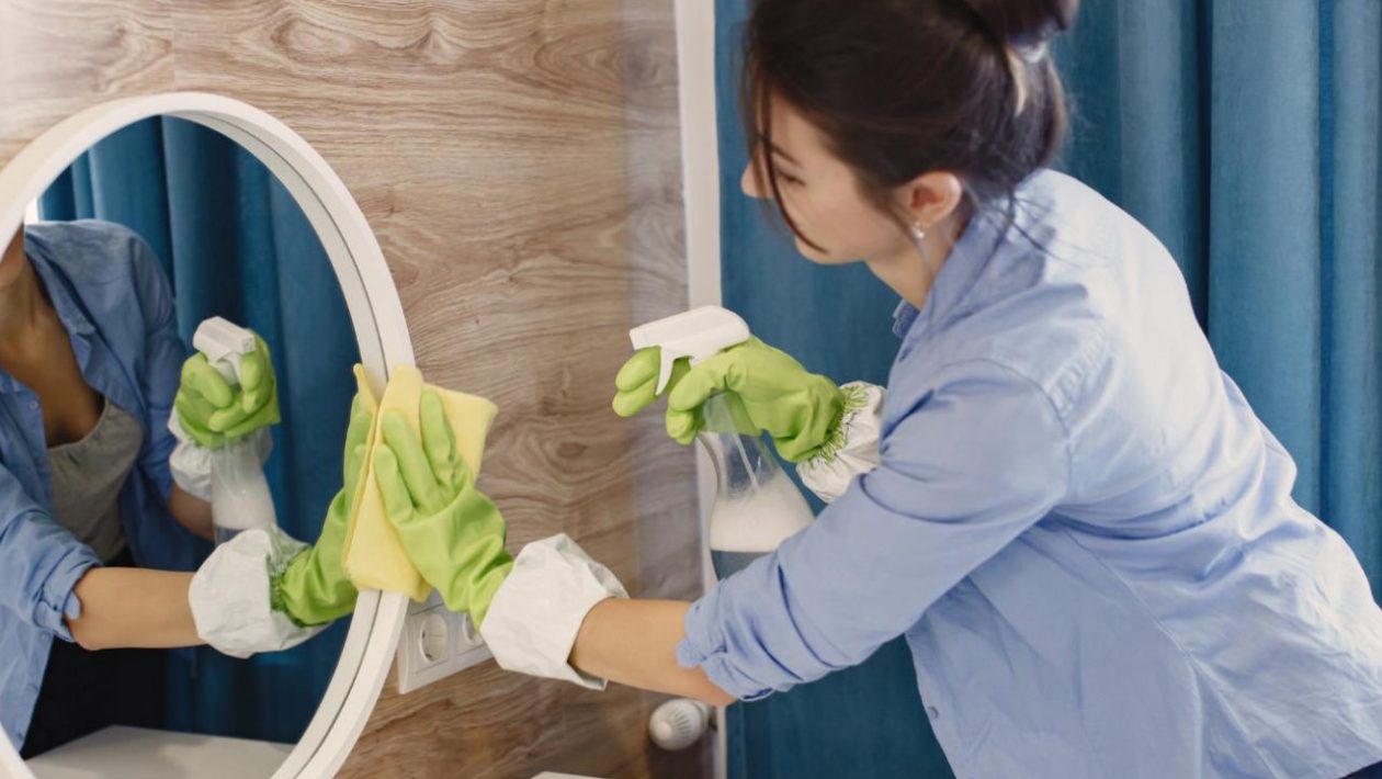 Home remedies Cleaning mirrors keeps you awake at night? Use this trick and the streaks will disappear forever