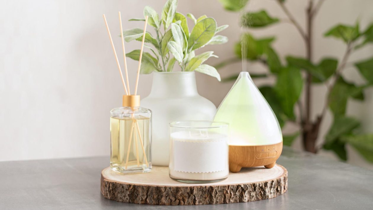 Perfuming rooms Place it on the table in the living room. The entire room will smell of a flower meadow and wealth, like in the castle of Empress Sisi. A home way to make your home smell nice