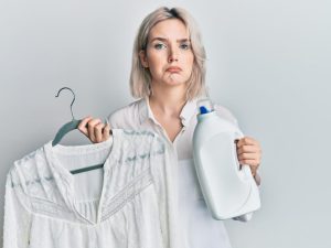 Home remedies A cheap way to deal with gray laundry. Two tablespoons of the kitchen product will restore whiteness to your clothes