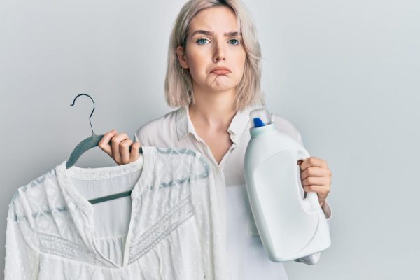Home remedies A cheap way to deal with gray laundry. Two tablespoons of the kitchen product will restore whiteness to your clothes