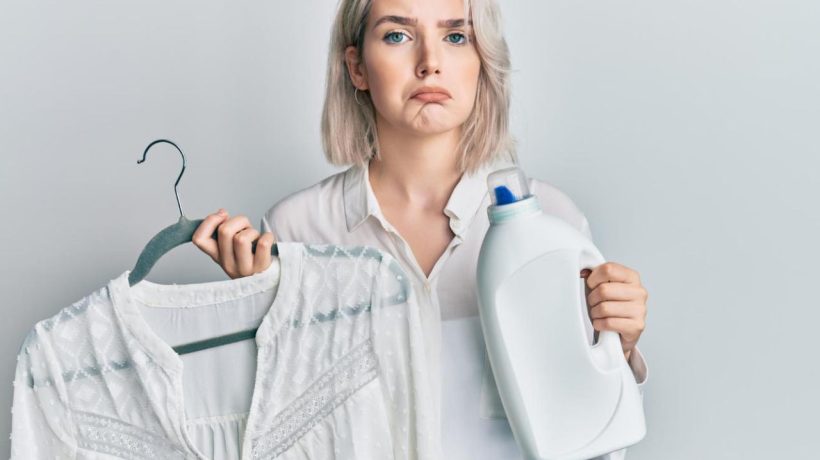 Home remedies A cheap way to deal with gray laundry. Two tablespoons of the kitchen product will restore whiteness to your clothes