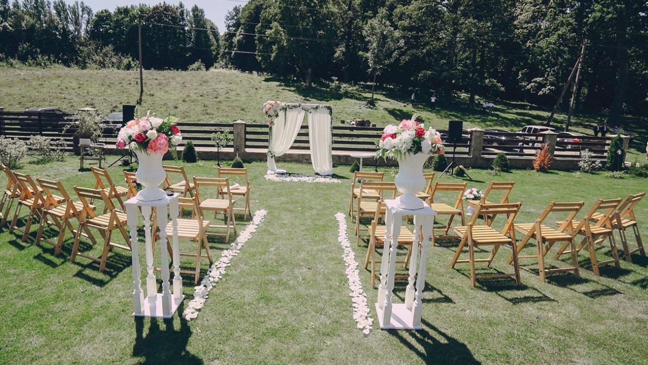 Outdoor wedding Slow wedding in the garden. How do nature and aesthetics change the way weddings are organized?
