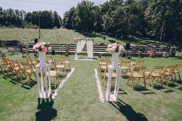 Outdoor wedding Slow wedding in the garden. How do nature and aesthetics change the way weddings are organized?
