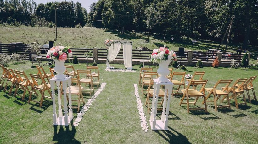 Outdoor wedding Slow wedding in the garden. How do nature and aesthetics change the way weddings are organized?
