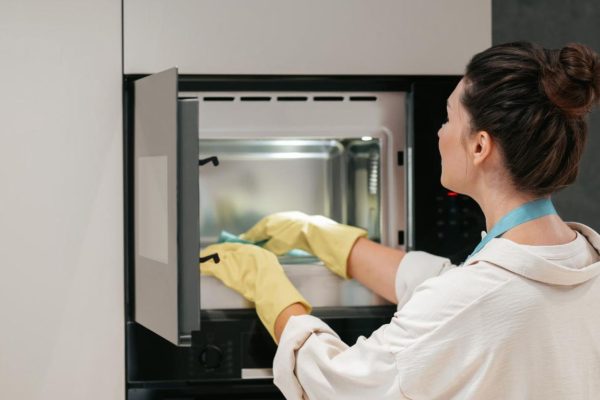 Home remedies A simple trick to deal with the bad smell from the microwave. All you need are two ingredients and a few minutes