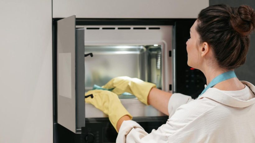 Home remedies A simple trick to deal with the bad smell from the microwave. All you need are two ingredients and a few minutes