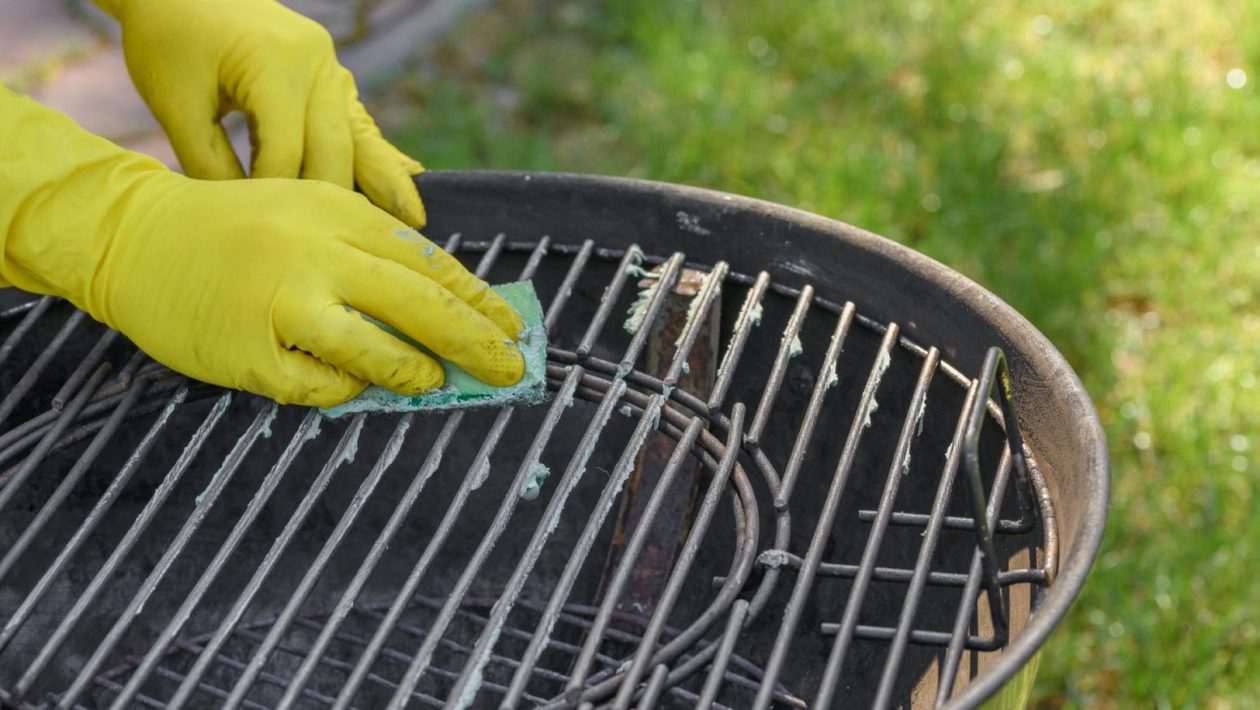 Grilling Guide Cut in half and wipe the dirty grill grate. Burnt food and grease will peel off easily. Cleaning the grill grate