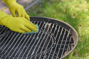 Grilling Guide Cut in half and wipe the dirty grill grate. Burnt food and grease will peel off easily. Cleaning the grill grate