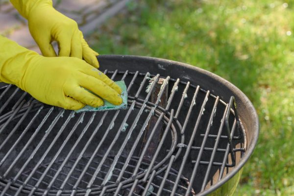 Grilling Guide Cut in half and wipe the dirty grill grate. Burnt food and grease will peel off easily. Cleaning the grill grate