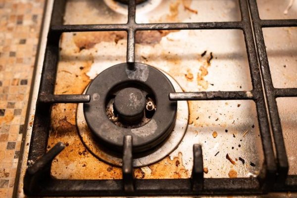 Clean kitchen Add a teaspoon of baking soda and place it on a cast iron grate stuck with old grease. It will dissolve sticky dirt in half an hour without scrubbing. Cleaning the gas stove grate