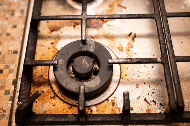 Clean kitchen Add a teaspoon of baking soda and place it on a cast iron grate stuck with old grease. It will dissolve sticky dirt in half an hour without scrubbing. Cleaning the gas stove grate