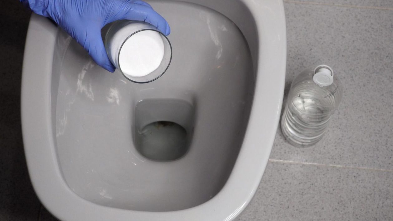 Time to clean up This is how the British clean their toilet bowls and thus save on plumbing costs. In one night it removes limescale and makes the drain as clear as new