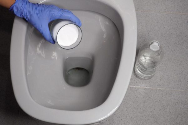Time to clean up This is how the British clean their toilet bowls and thus save on plumbing costs. In one night it removes limescale and makes the drain as clear as new