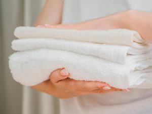 Washing methods The men's method of washing towels will make them as soft as marshmallows. Just 3 teaspoons added to washing towels will turn them into fluffy clouds. How to wash towels?