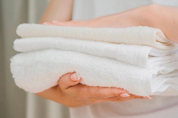 Washing methods The men's method of washing towels will make them as soft as marshmallows. Just 3 teaspoons added to washing towels will turn them into fluffy clouds. How to wash towels?