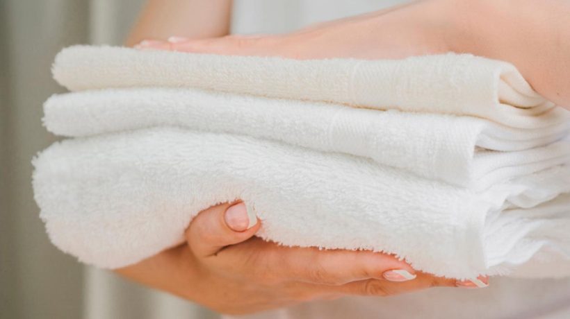 Washing methods The men's method of washing towels will make them as soft as marshmallows. Just 3 teaspoons added to washing towels will turn them into fluffy clouds. How to wash towels?