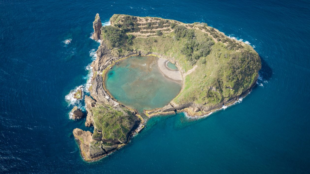 “Princess Ring”: this paradisiacal islet in the heart of the Atlantic is located on a Portuguese island and has a unique natural setting