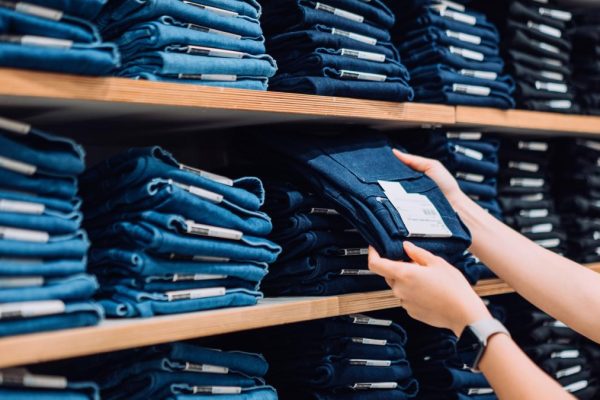 Youth unemployment pushes generation Z in India to resell clothes: "A bad week in the algorithm can ruin the entire month"