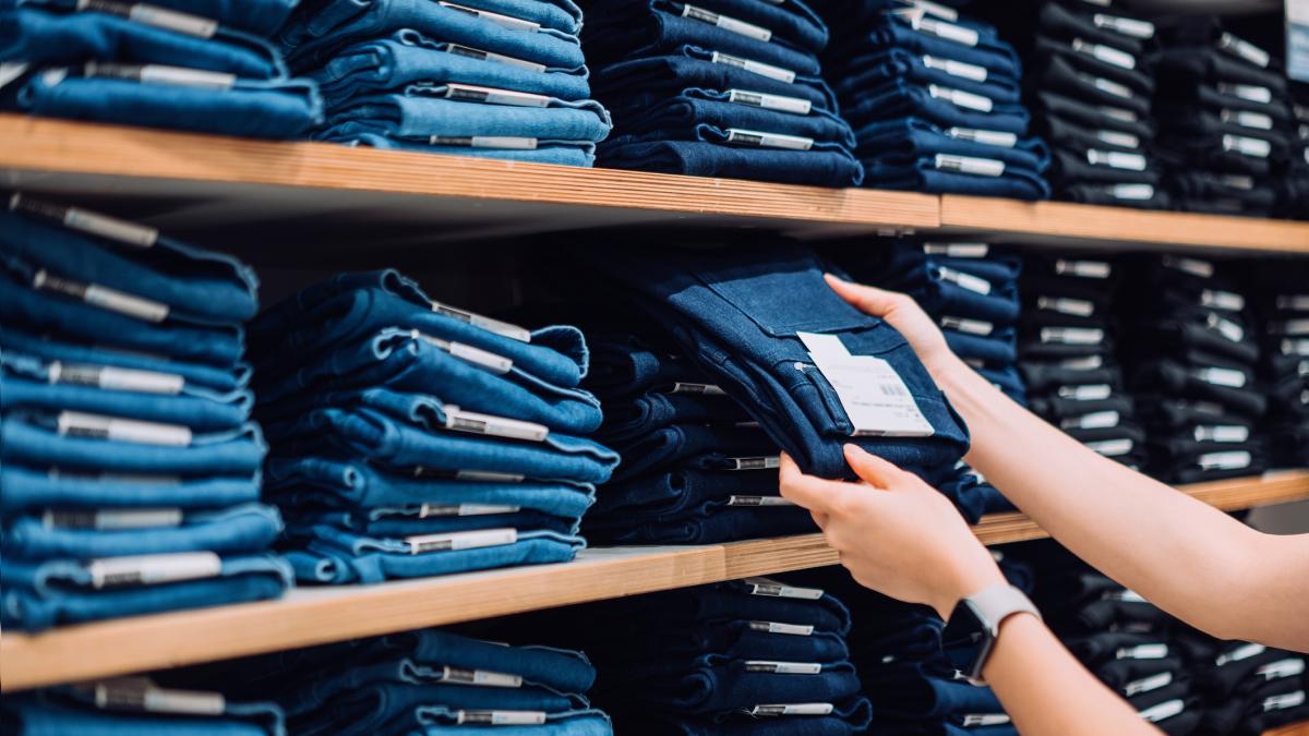 Youth unemployment pushes generation Z in India to resell clothes: "A bad week in the algorithm can ruin the entire month"